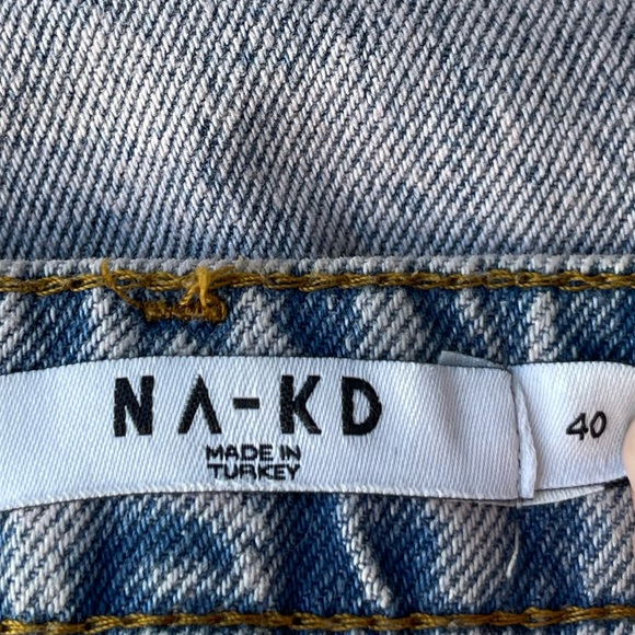 NA-KD FASHION MID-RISE WIDE LEG OVERSIZED JEANS WITH SLITS IN BLUE- PINK COLOR - Picture 7 of 17